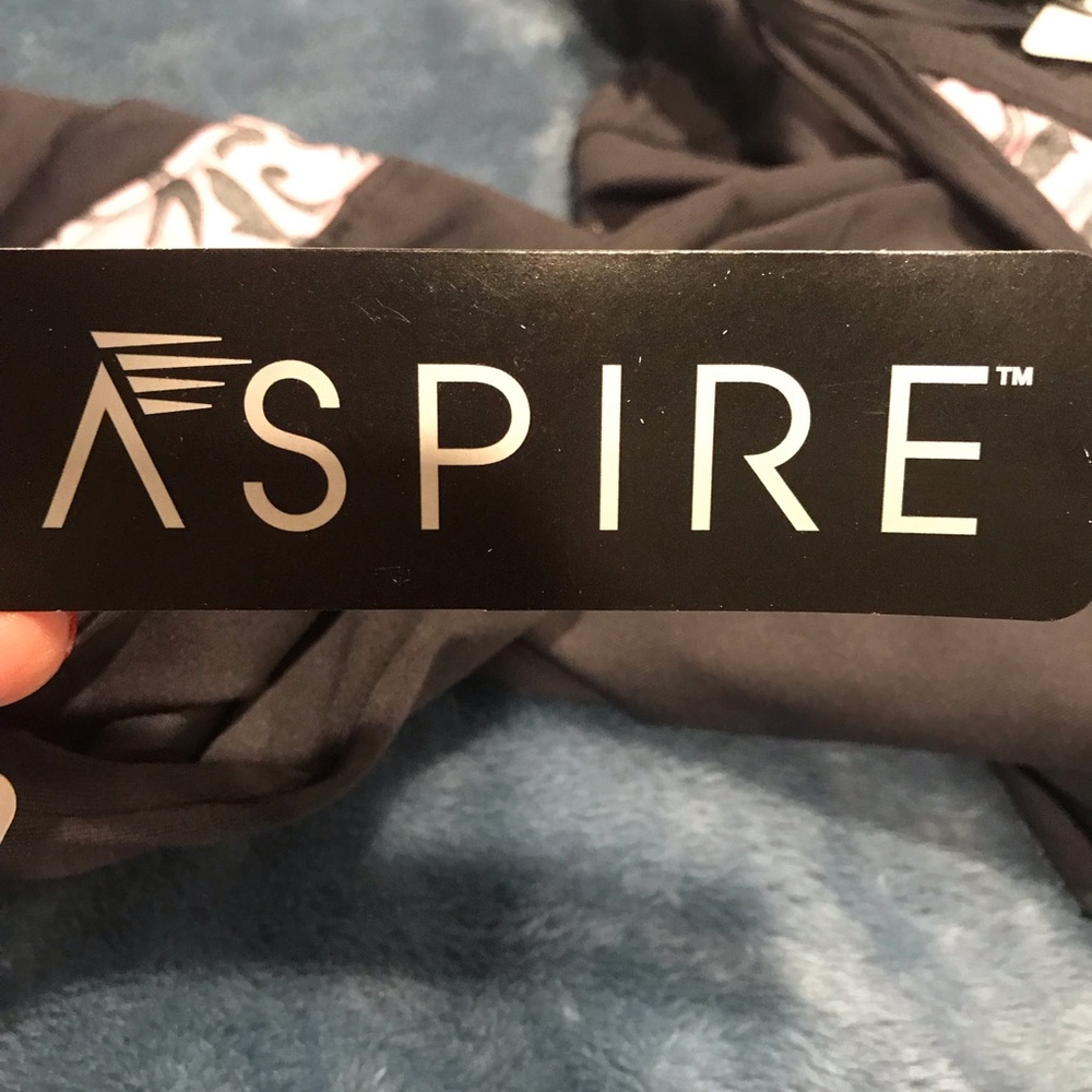 ASPIRE lot M racerback tank & 2 Capri leggings NWT - Picture 8 of 8
